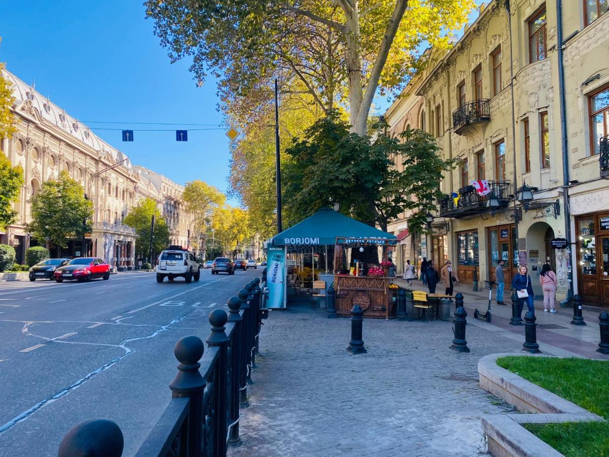 Luky Apartment On Rustaveli Ave. Tbilisi Eksteriør billede